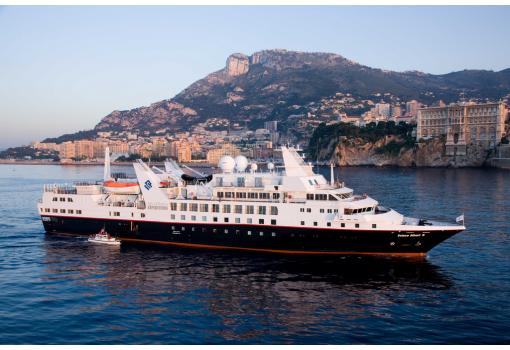 El elegante Prince Albert II fondeando en MonteCarlo
